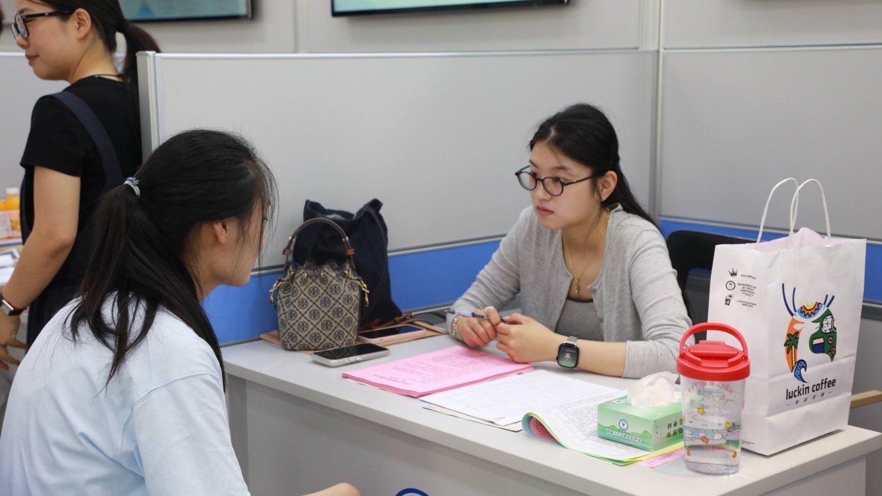 图为企业在给求职者介绍企业情况 张永喜摄