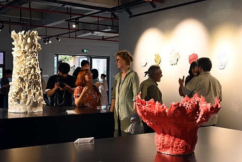外国陶瓷爱好者参观陶瓷展