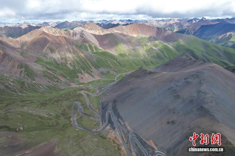 图为嘉黎县高山峡谷自然风貌（无人机照片）。贡确 摄