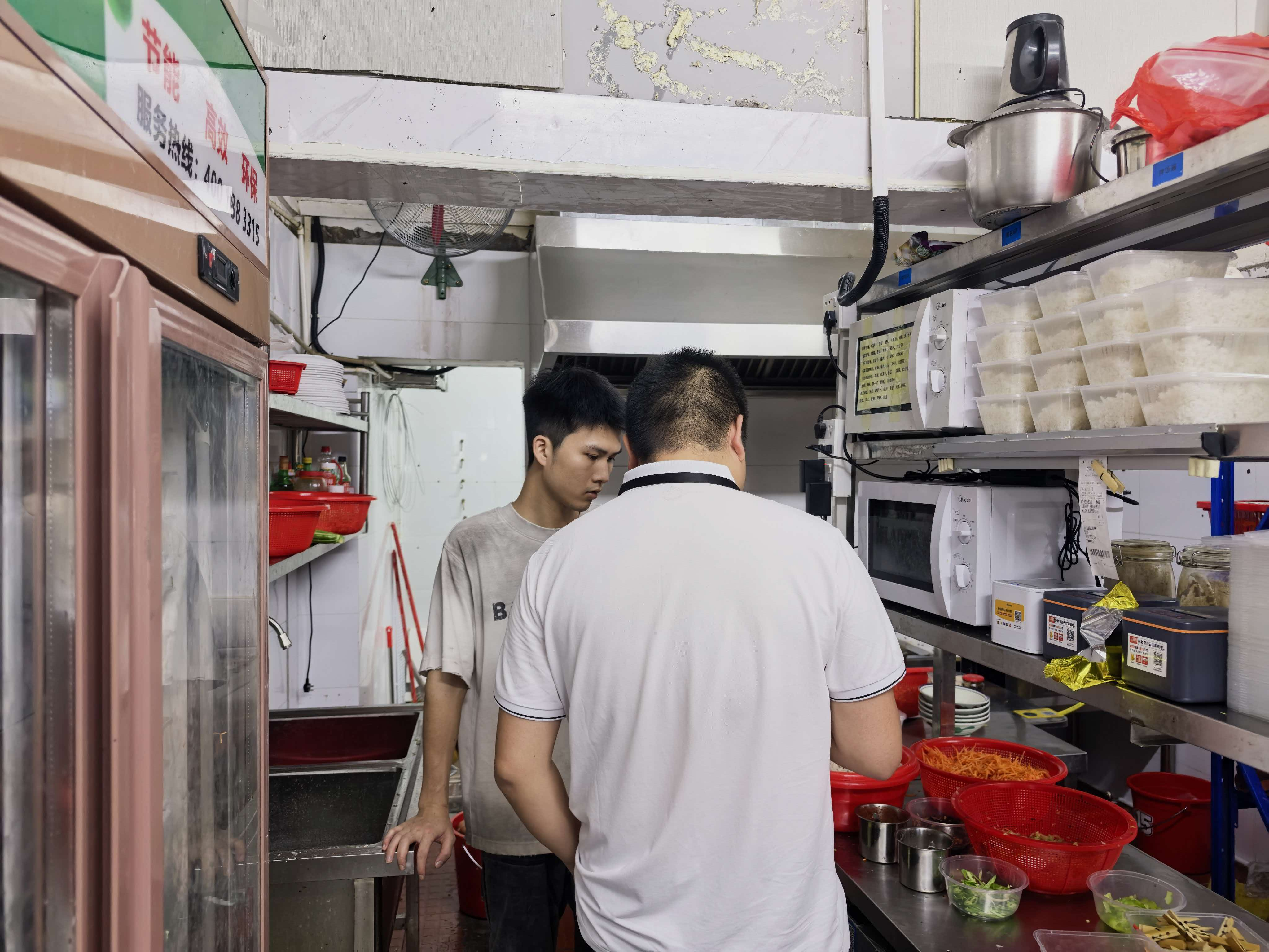 西乡社区排查餐饮燃气隐患 筑牢安全防护防线