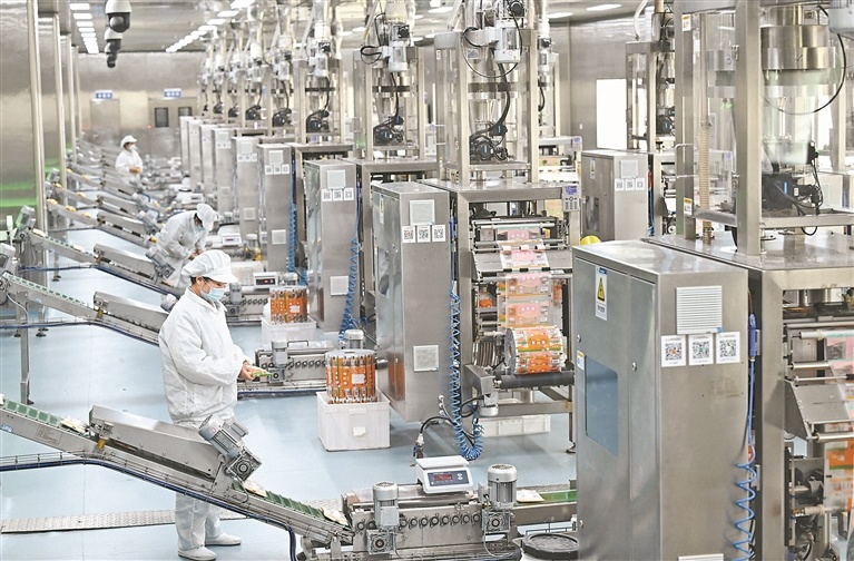 位于樟树市的江西富达盐化有限公司智能化生产车间，全自动化生产线有序运转，一袋袋深井盐源源不断地下线。