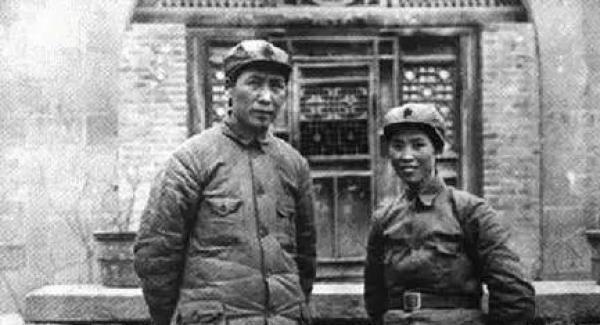 1937年春，毛泽东和贺子珍在延安