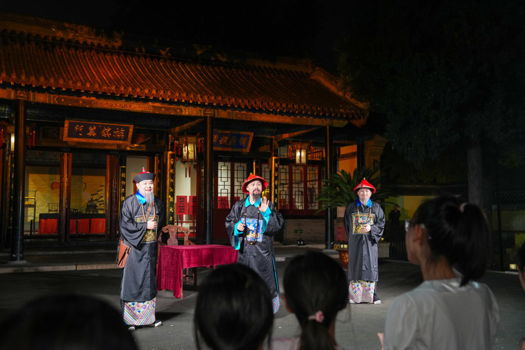 7月25日晚,保定直隶总督署博物馆,游客在观看沉浸式互动体验剧《遇见总督》。