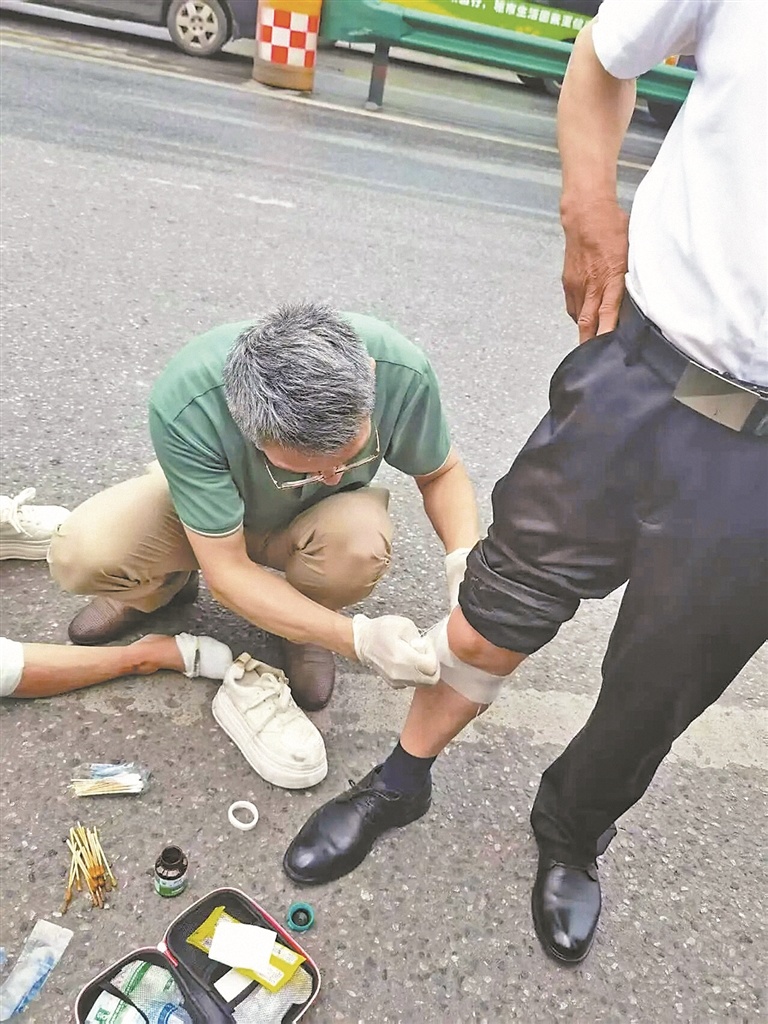 “红小车”志愿者林炳禄在路上救治伤者。　受访者供图