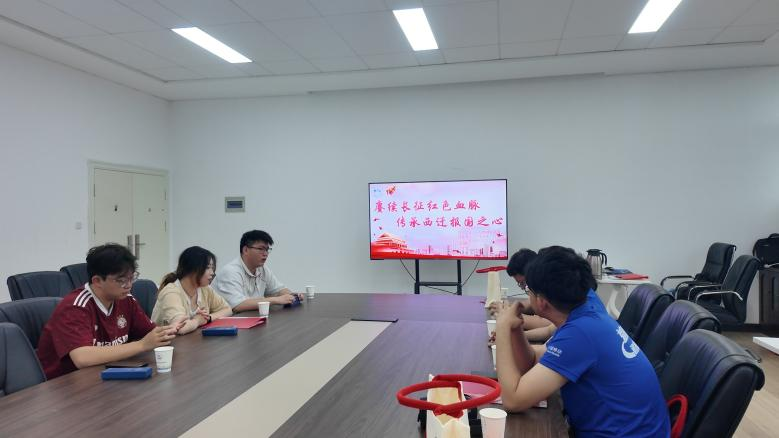 图为西安交通大学学生微宣讲团与延安大学“圣地星火”宣讲团热烈交流。黄翰林供图