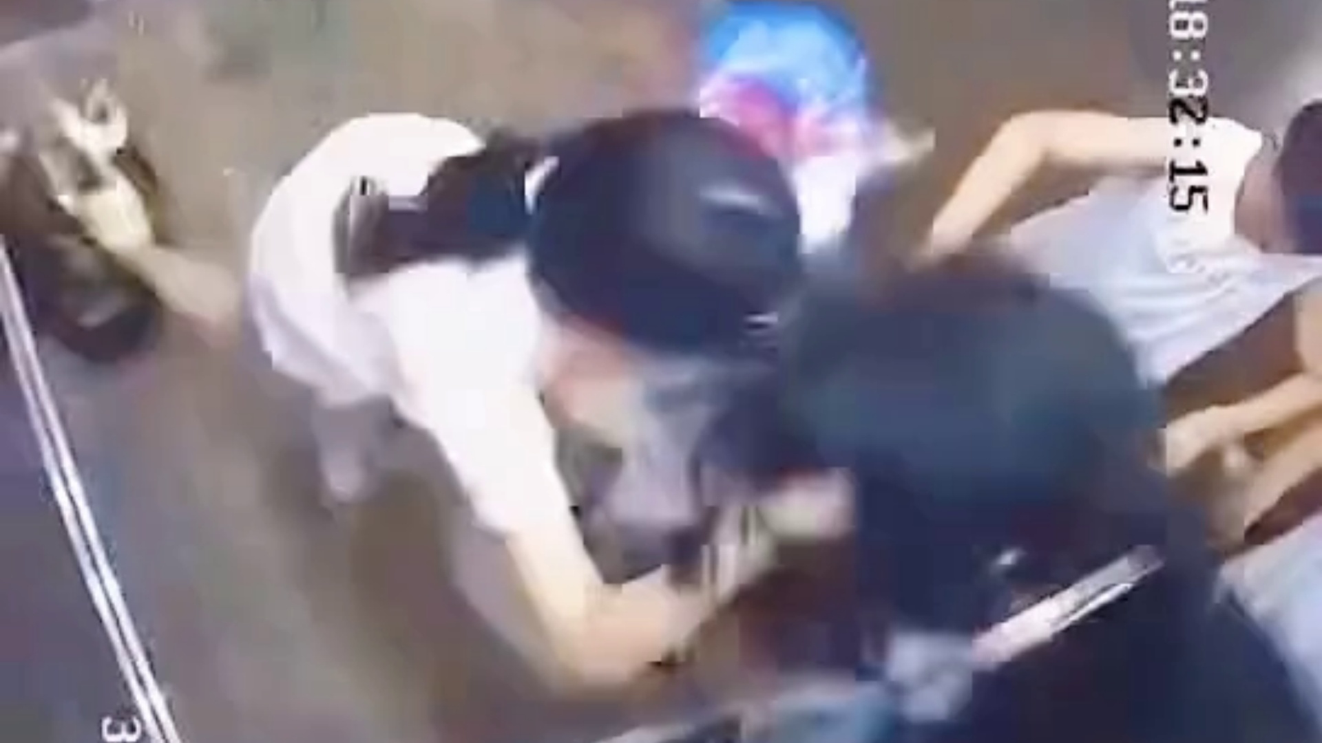 男孩挡电梯等人被女孩催促，男孩母亲动手打女孩后双方扭打，湖北仙桃警方已介入