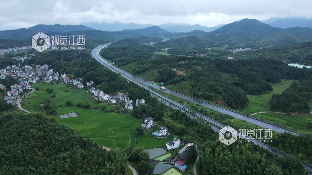 2026 年7月29日,雨后的大广高速江西遂川段风光怡人。公路如玉带蜿蜒穿梭林海稻田,白墙农舍掩映乡野。