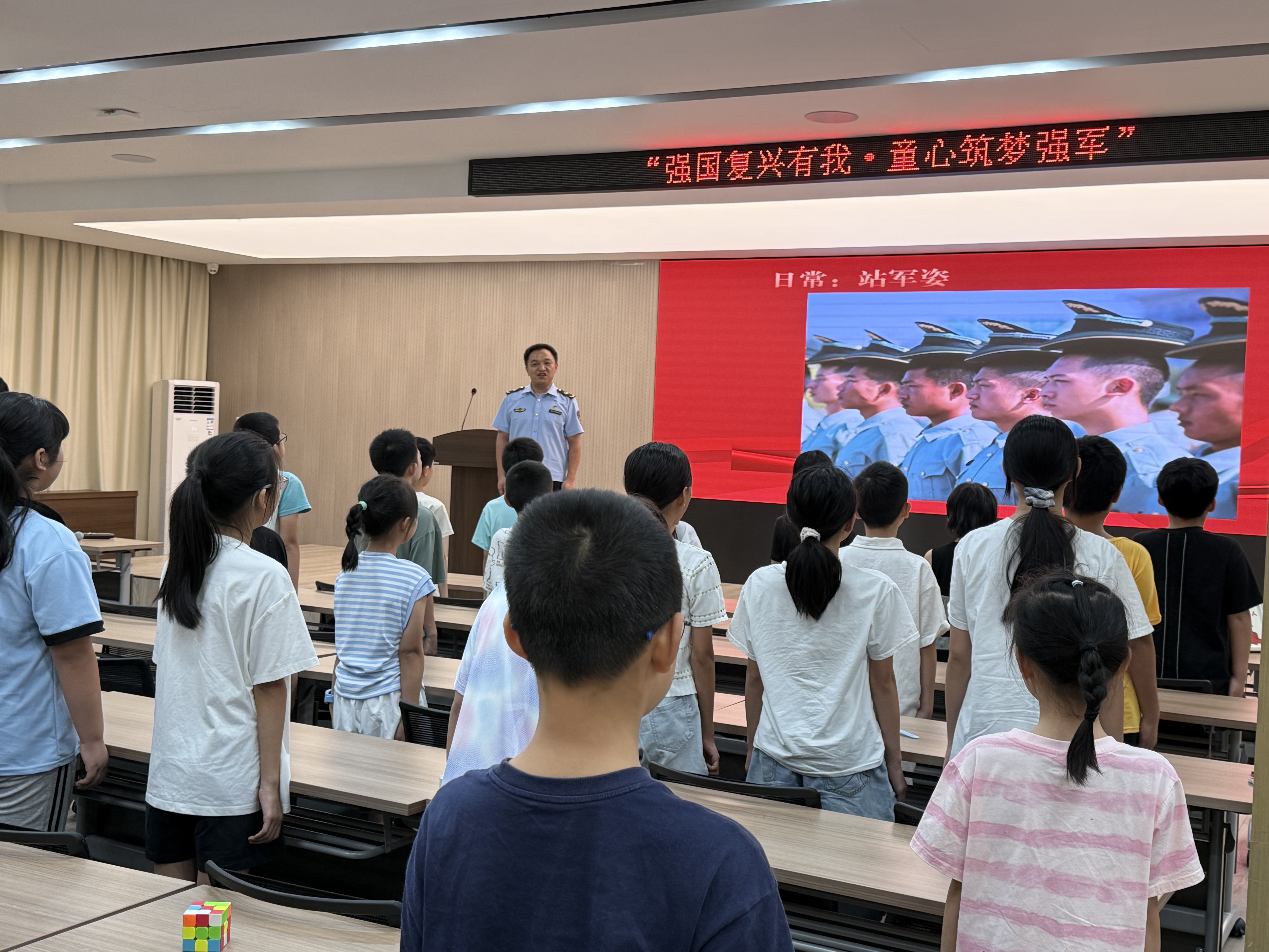 八一精神润童心 红色薪火永传承 | 江北区工会深耕暑期阵地开展国防教育