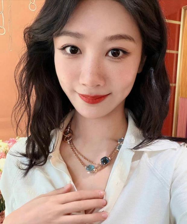 杨紫温柔清甜。