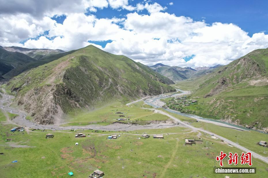 图为嘉黎县高山牧场风光（无人机照片）。贡确 摄