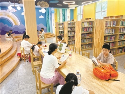鹰潭：书香伴暑假（图）
