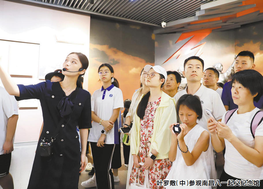 叶罗敷(中)参观南昌八一起义纪念馆