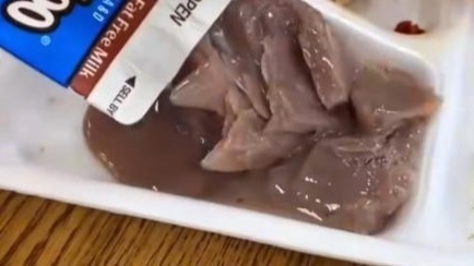 美国校园食堂被喷上热搜，网友：感觉“科技与狠活”拉满