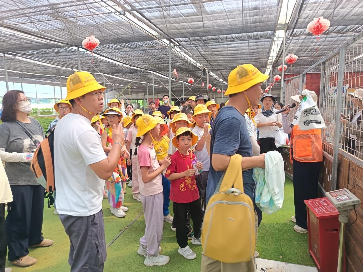 农场专业导师讲解农事劳作知识