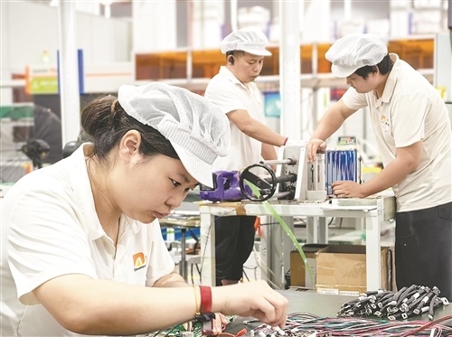 位于宜春经开区的江西赫兹新能源科技有限公司储能电池生产线，工人在忙碌。