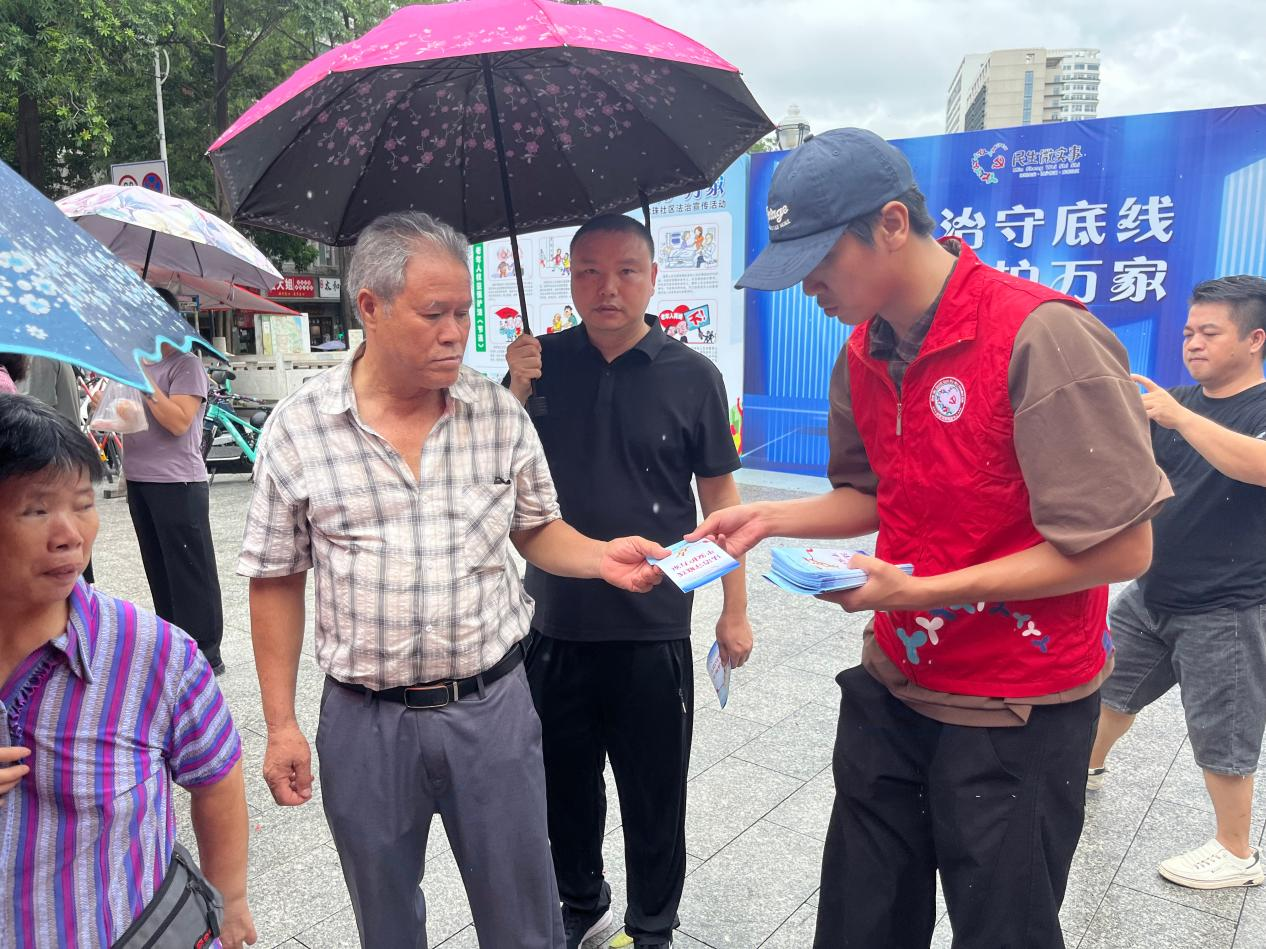 法治春风进社区 平安守护千万家——西乡街道龙珠社区普法宣传活动