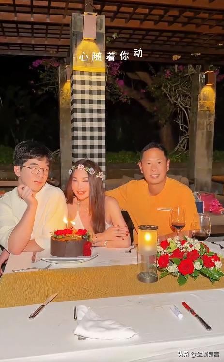 温碧霞59岁庆生照引热议,发福显龄养子坐姿抢镜 第2张 温碧霞59岁庆生照引热议,发福显龄养子坐姿抢镜 第2张