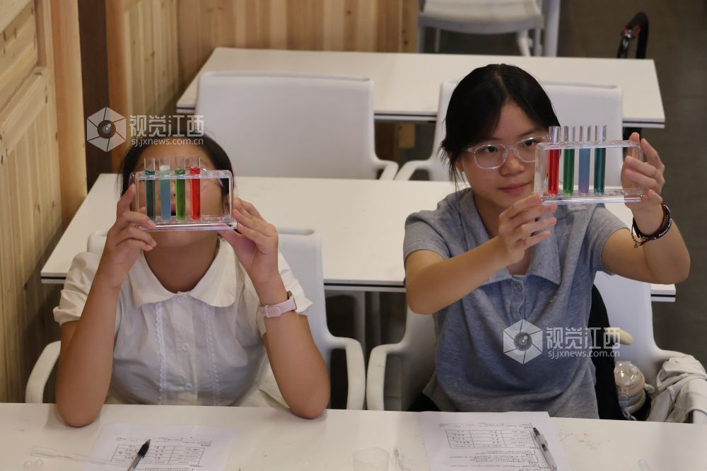 2026年7月29日，在江西省吉安市吉州区庐陵县学托管班，孩子们正在仔细观察实验现象。