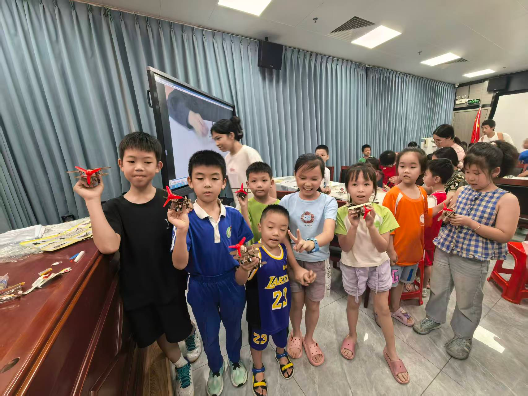 玩转航空科普！臣田社区 “小小科学家” DIY 滑行飞机逐梦蓝天