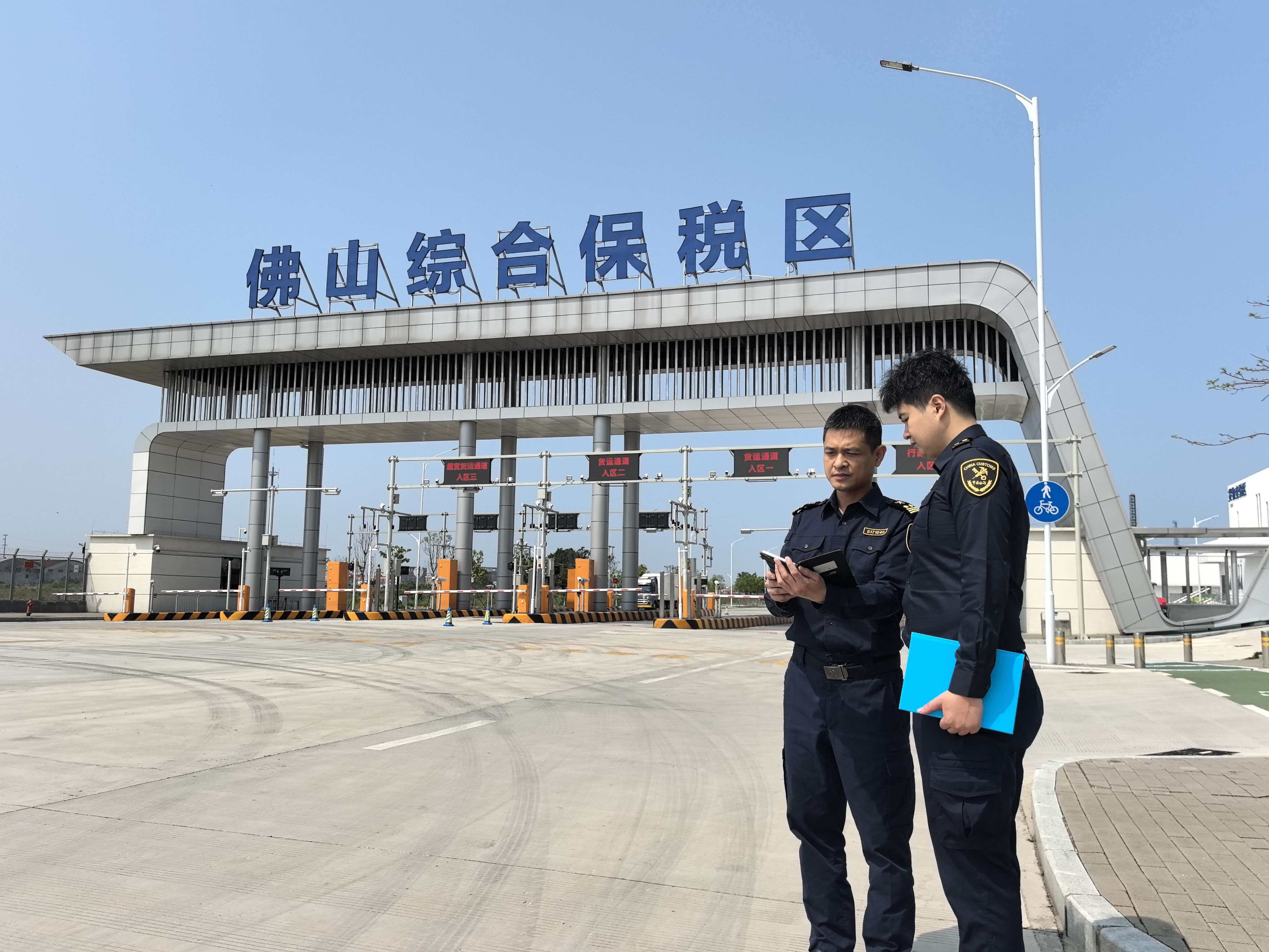 佛山海关关员在佛山综合保税区监管跨境电商出口车辆