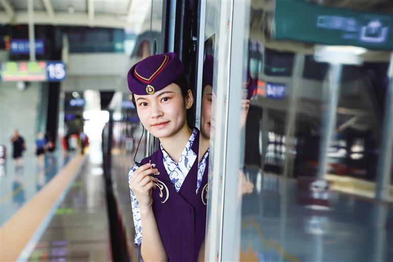 高铁乘务员服务保障平稳有序 何怡璇 摄