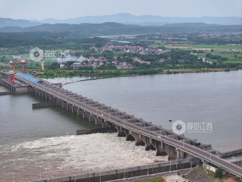2026年7月26日,江西泰和航电枢纽大坝正在开闸泄水腾库容,应对台风“红霞”可能带来的强降雨。