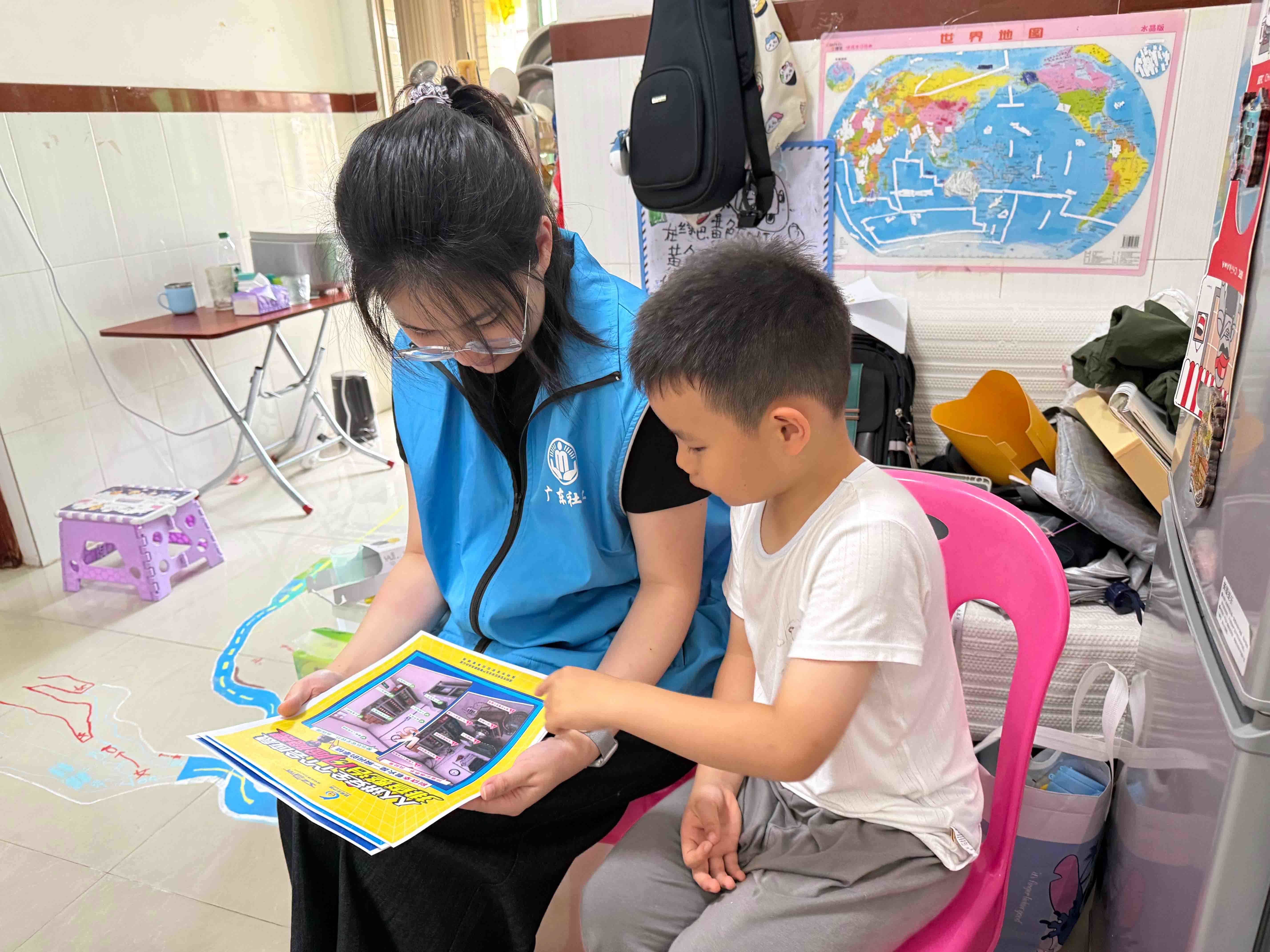 西乡街道麻布社区精准入户守护困境儿童居家平安