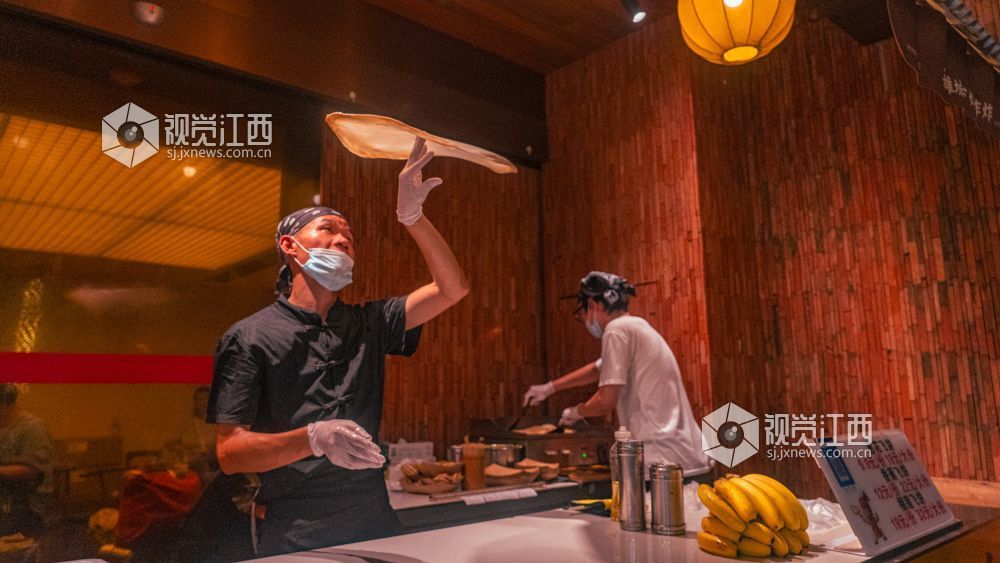 2026年7月25日在江西省南昌市万寿宫街区拍摄的画面。