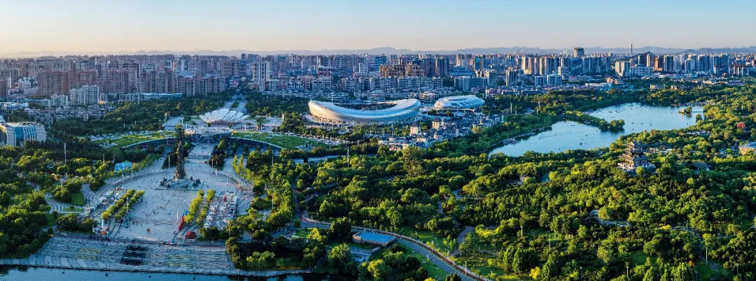 南湖&middot;开滦旅游景区及附近城市景观是唐山承载历史文脉、彰显良好生态、展示发展质效的亮丽名片。本版图/唐山市委宣传部供