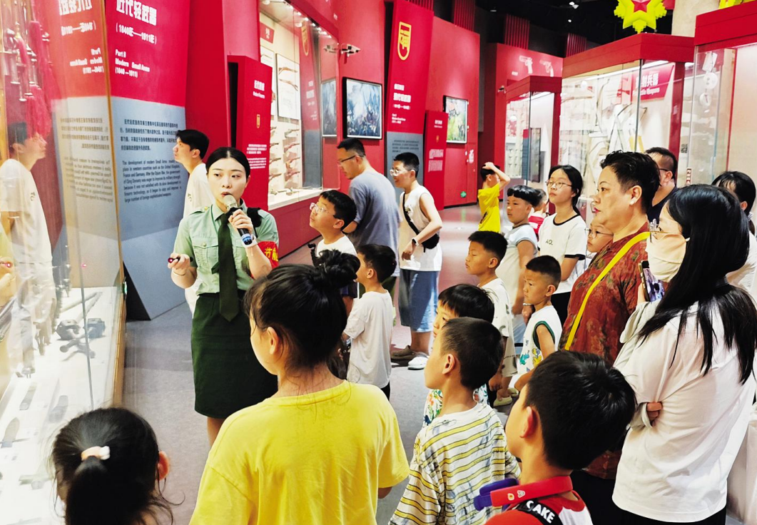 南昌：开展国防教育 领略强军风貌（图）