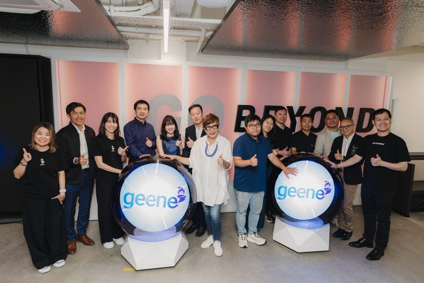 图:Geene 2.0发布会现场,12家创始合作伙伴合影