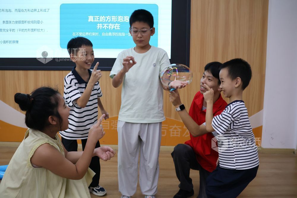 2026年7月29日，在江西省吉安市吉州区永叔街道光明社区托管班，志愿者正在带领孩子们体验科学实验。