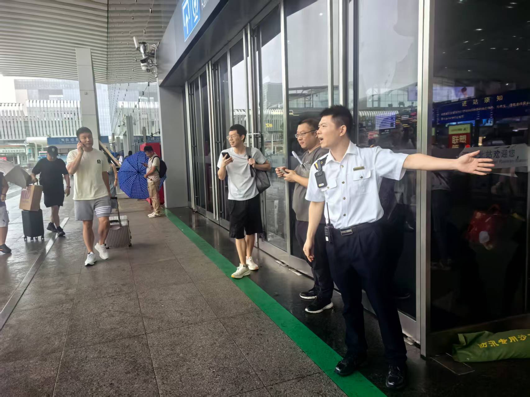 台风“红霞”来袭  深圳铁路应对有速度服务有温度