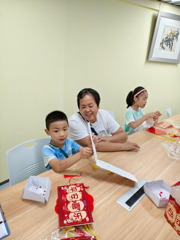 巧手创美好，亲子共成长：星河街社区开展亲子手工小组活动