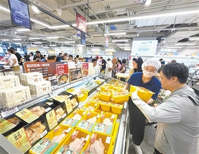 市民在商场内选购伏鸡
