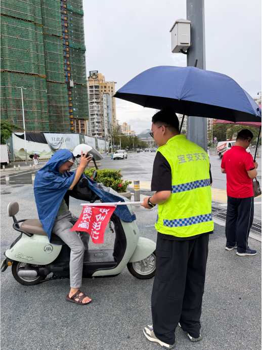 阴雨天气守秩序 西乡桃源社区开展路口电动车安全劝导治理