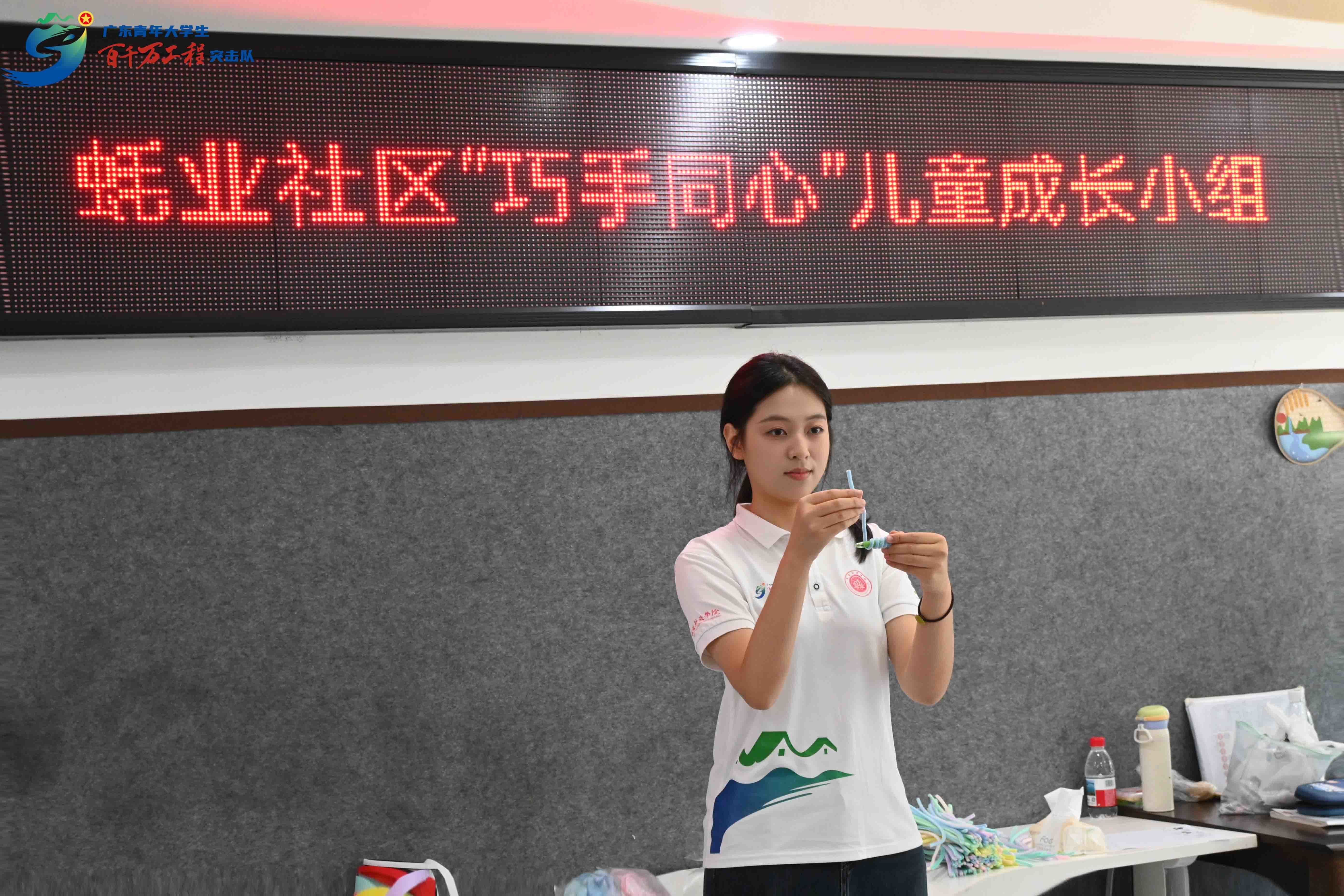 课堂伊始，曾东玲老师向同学们展示了色彩丰富、造型多样的扭扭棒手工作品，生动介绍了扭扭棒材质特点、可塑性以及基础塑形技巧。为贴合青少年的学习节奏，老师由浅入深、细致讲解弯折、扭转、缠绕、拼接等基础手法，耐心示范花朵花瓣、枝叶造型、立体装饰的制作步骤，拆解每一个创作细节，让孩子们快速掌握制作要领。