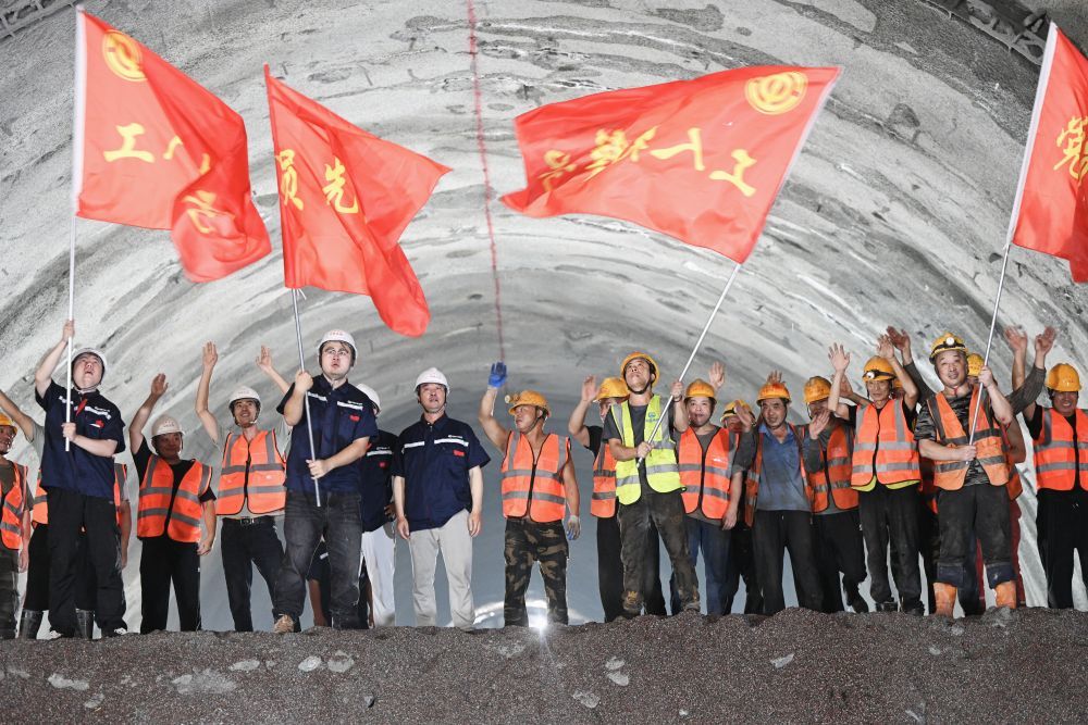 7月31日,由山东铁投鲁南高铁公司投资建设、中铁五局承建的济枣高铁杏花峪隧道出口端顺利贯通。郭尧 摄
