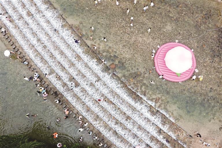 水流潺潺好消暑。