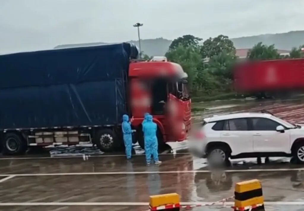 车辆正进行消杀清理（受访者 供图）