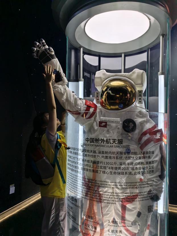 西乡街道径贝社区开展科技馆亲子科学实践研学活动
