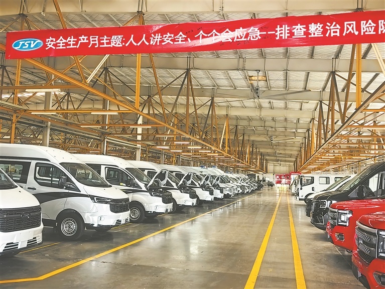 江铃汽车集团旅居车有限公司改装车间。本报全媒体记者 周 珺摄