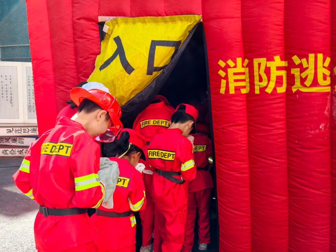 变身小小消防员！西乡街道流塘社区沉浸式研学筑牢暑期安全屏障