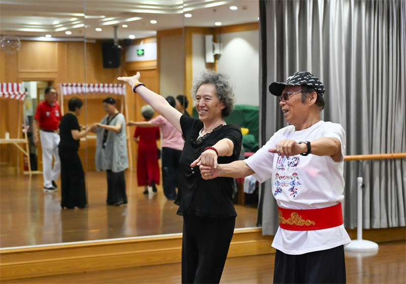 7月15日，在香河大爱书院养老中心，老人们伴随着欢快的旋律翩翩起舞。