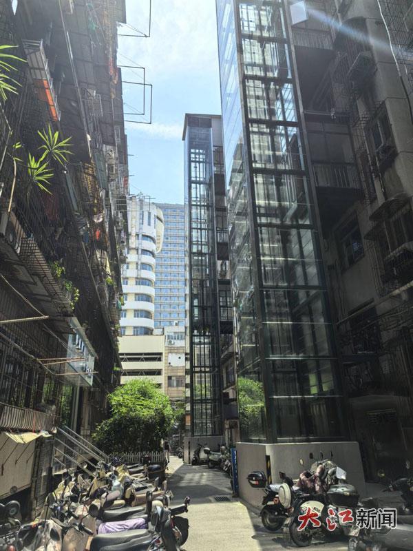 南昌市东湖区戴家巷社区老旧小区新安装的电梯