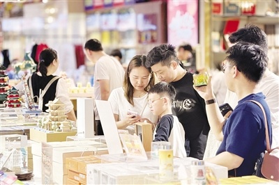游客在选购“南昌礼物”