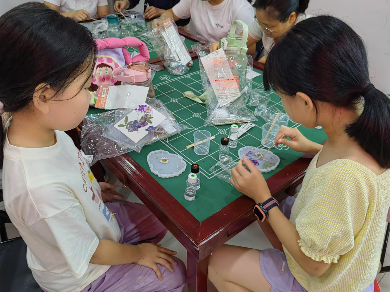 凝萃时光,琉璃盏影——西乡街道桃源社区开展干花滴胶杯垫手工活动