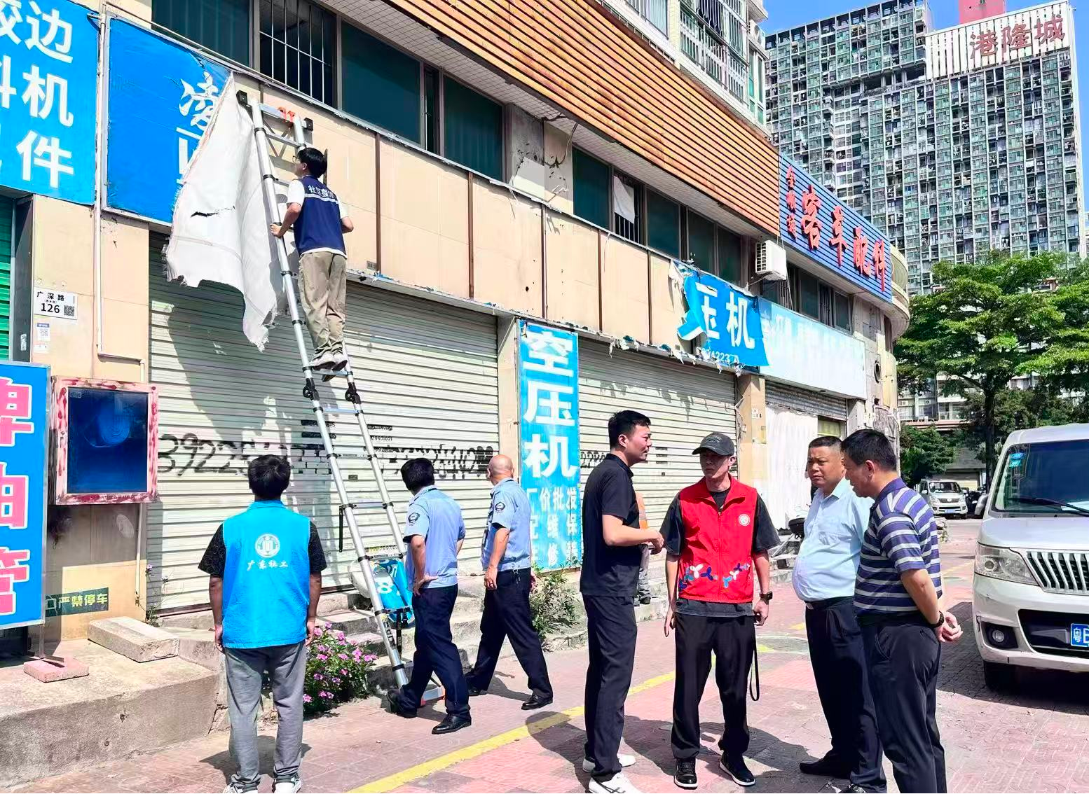背街小巷治理丨整治破损广告店招!西乡街道河西社区以环境整治提升社区风貌