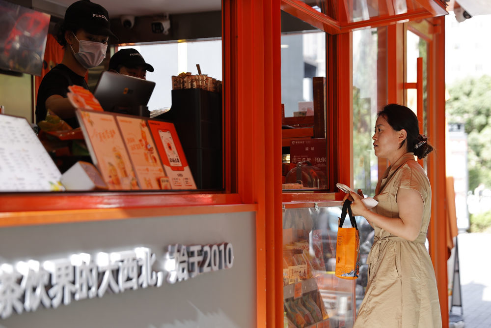 7月27日,兰州市民在奶茶店中购买浆水饮品。新华社发(宋佳龙 摄)