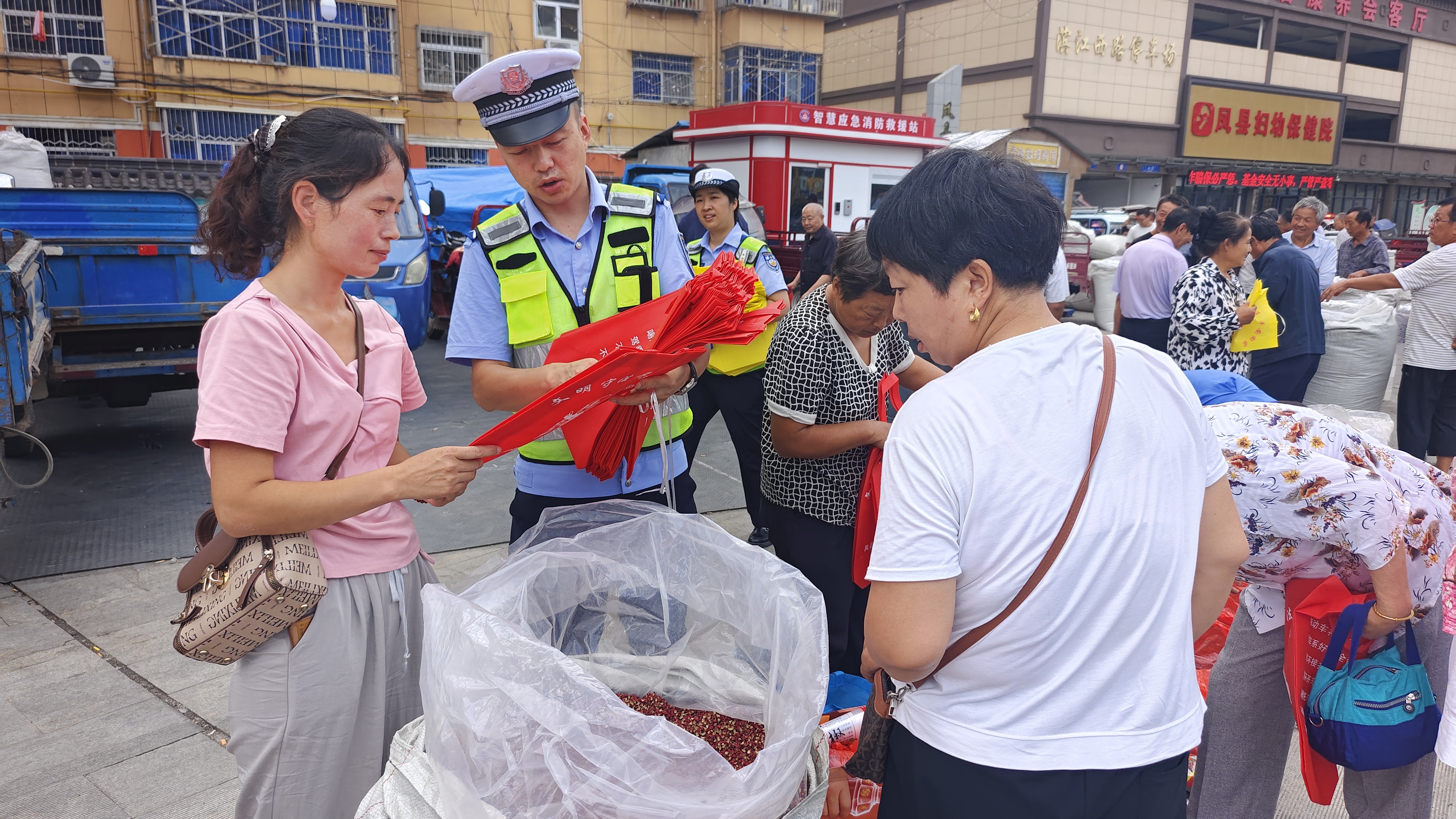 宝鸡交警：清晨一抹藏蓝 守护椒市平安路